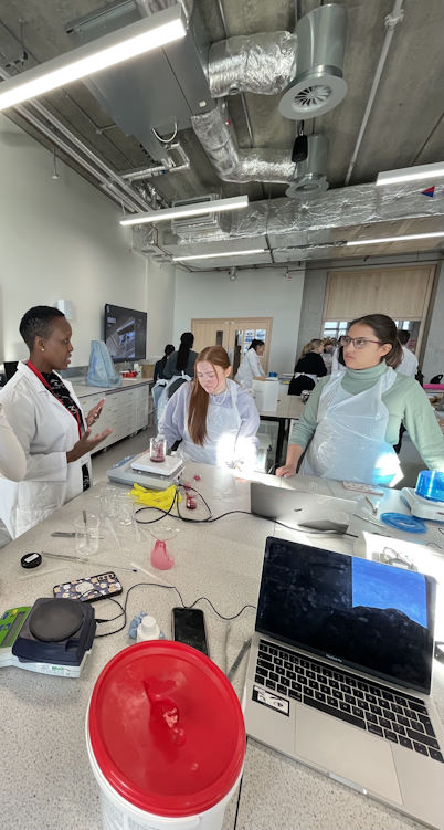 Neo teaching a cosmetic formulation training course